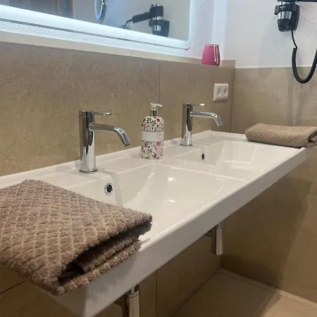 Ferienwohnung, 2 Zimmer, 4 Bis 6 Personen, 67 Qm, Mit Grossem Balkon, Entlang Am Fluss, An Der Aach, Am Bodensee, Nah Am Naturschutzgebiet Singen  Exterior foto