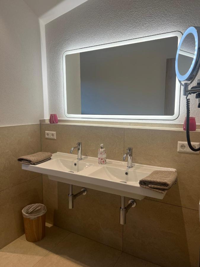 Ferienwohnung, 2 Zimmer, 4 Bis 6 Personen, 67 Qm, Mit Grossem Balkon, Entlang Am Fluss, An Der Aach, Am Bodensee, Nah Am Naturschutzgebiet * Singen (Hohentwiel)