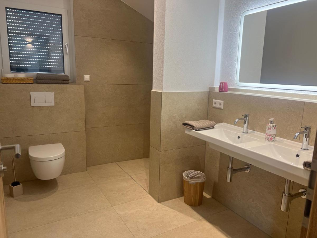 Ferienwohnung, 2 Zimmer, 4 Bis 6 Personen, 67 Qm, Mit Grossem Balkon, Entlang Am Fluss, An Der Aach, Am Bodensee, Nah Am Naturschutzgebiet Singen (Hohentwiel)