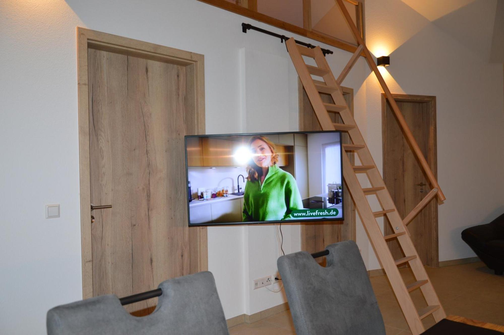 Ferienwohnung, 2 Zimmer, 4 Bis 6 Personen, 67 Qm, Mit Grossem Balkon, Entlang Am Fluss, An Der Aach, Am Bodensee, Nah Am Naturschutzgebiet * Singen (Hohentwiel)