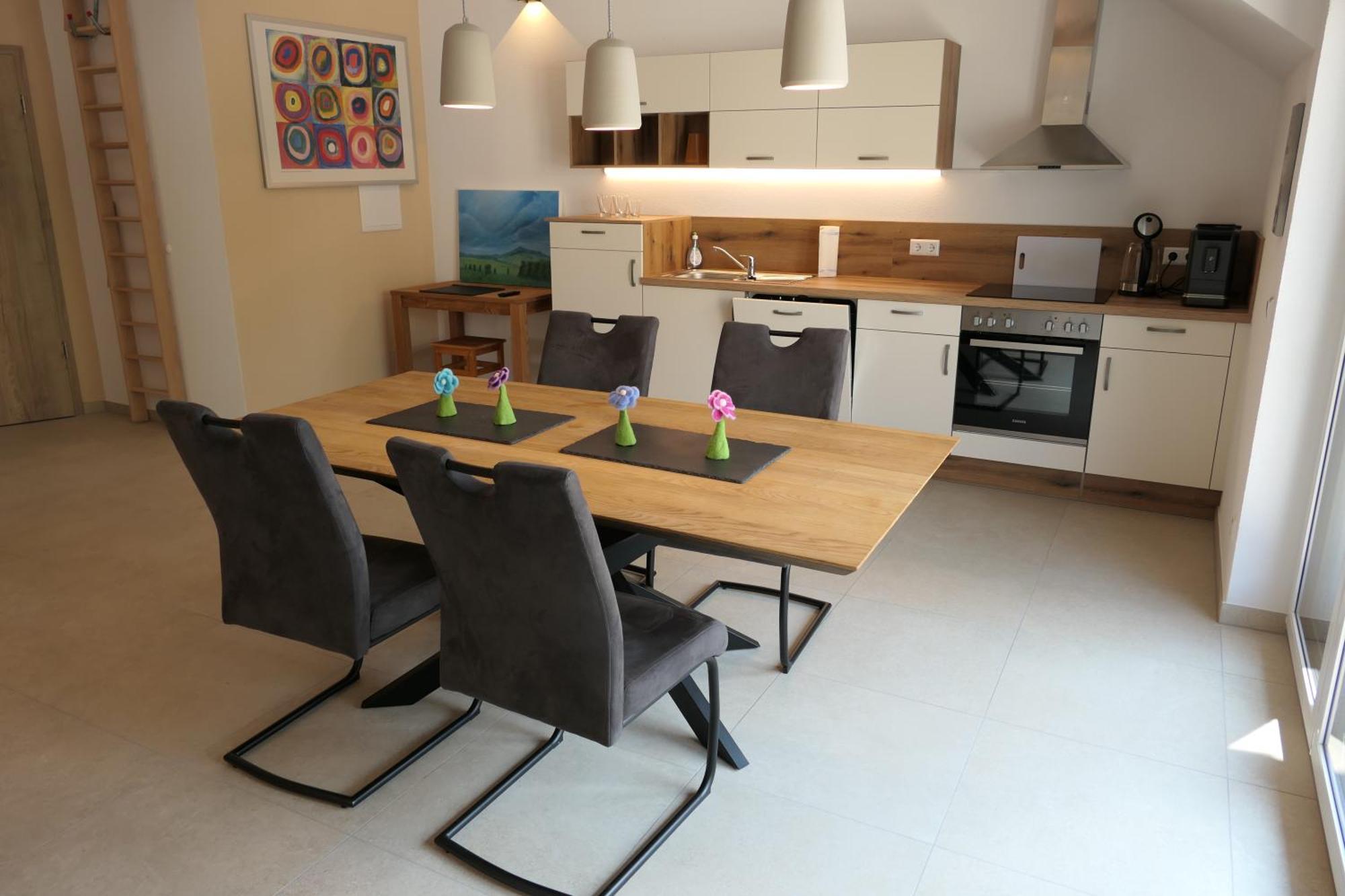 Ferienwohnung, 2 Zimmer, 4 Bis 6 Personen, 67 Qm, Mit Grossem Balkon, Entlang Am Fluss, An Der Aach, Am Bodensee, Nah Am Naturschutzgebiet