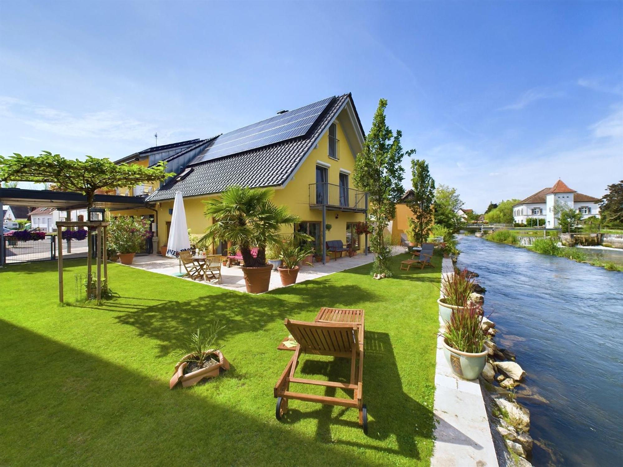 Apartment Ferienwohnung, 2 Zimmer, 4 Bis 6 Personen, 67 Qm, Mit Grossem Balkon, Entlang Am Fluss, An Der Aach, Am Bodensee, Nah Am Naturschutzgebiet Singen (Hohentwiel)